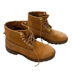 Timberland boots! Men’s size 8 but for unisex :) they were worn by myself